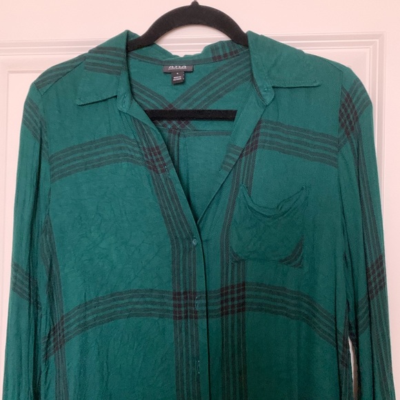 Plaid button down blouse - Picture 2 of 5